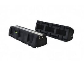 To Tecnosystemi montageblokke med aluskinne, 450 mm lange og lavet af sort vulkaniseret gummi med tydelige spor og hulrum.