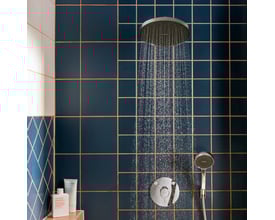 Hansgrohe Activera S hovedbruser 240 mm i krom med Rain stråletype i brug, tilsluttet til indbygningsarmatur.