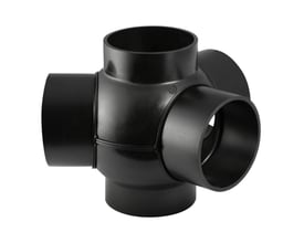 Geberit PEH hjørnegrenrør i sort polyethylen med 110 mm diameter og 135°/90° vinkler.