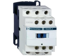 Hjælperelæ Telemechanique Square D CAD 50 med 5 NO kontakter og en mekanisk afbryder på fronten, monteret på DIN-skinne.
