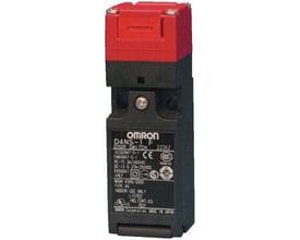 Omron D4NS-1BF sikkerhedslåsemekanisme med 2 NC kontakter, 10A strømstyrke og PG13.5 ledningsindgang på sort baggrund.