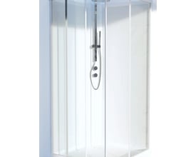 Svedbergs Ritual-panel til brusekabine i hvid aluminium, vist monteret bag brusearmaturet i en glasbrusekabine.
