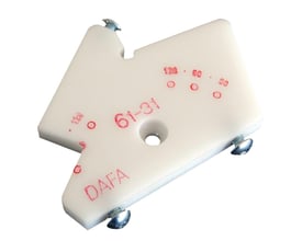 Dafa-kniv til /Q-lon tang set skråt ovenfra med hvid, flad form, røde markeringer og metalbeslag.
