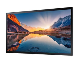Sort Samsung QMB-T digital signage-skærm på 55 tommer set skråt forfra med et farverigt bjerglandskab på skærmen.