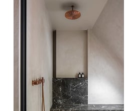 Vola indbygningstermostat i kobber med tre greb og ¾'' tilslutning i et moderne badeværelse med marmor.