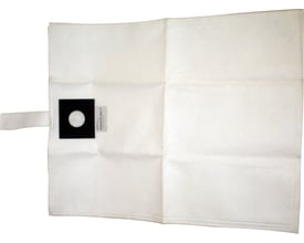 Hvid støvsugerpose i kraftigt materiale med et rundt sugehul og en sort firkantet kant. En påsyet mærkat med produktnummeret 82640055 NW-T ses tydeligt.