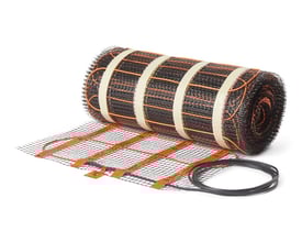 Nærbillede af Heatcom Flxmat 3 gulvvarmemåtte, der viser den fine mesh-struktur og varmekablerne på 0,5 meters bredde.