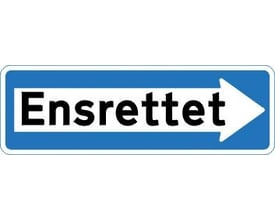 Oplysningstavle E19 til ensrettet kørsel mod højre, med sort tekst og hvid pil på blå bund.