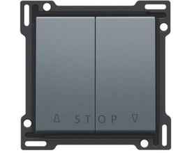 Niko tangent til jalousiafbryder i steel grey, vist med op-, ned- og stop-symboler, monteret i sort ramme.