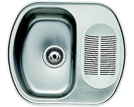 Ifö Concert C46-560 K køkkenvask i rustfrit stål med en integreret afløbsbakke i hvid plast.