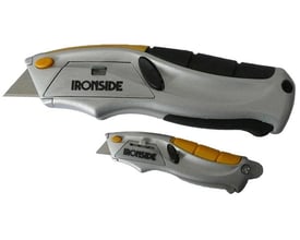 Ironside-knivsæt med standard- og miniversalkniv, begge med gråt greb, sorte detaljer og udfoldet blad.