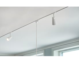 SG Armaturen Zip 230V indbygningsskinne i hvid aluminium på 1,8 meter, monteret i loft med to spots.