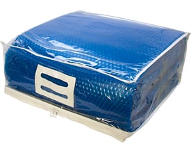 Swim & Fun sommer pool cover i størrelsen 800 x 400 cm, foldet og opbevaret i en gennemsigtig PVC-pose med lynlås.