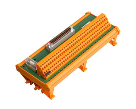 Weidmüller interface-modul med terminaler og D-sub-stik, set skråt fra oven med orange terminalrække og grøn printplade.