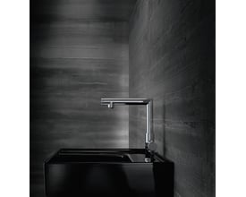 Hansgrohe AX Uno Select 220 højt krom håndvaskarmatur på en sort vask med mørk, tekstureret bagvæg.