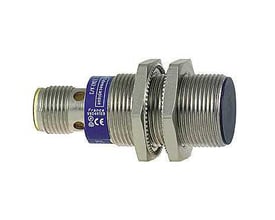 Detaljeret billede af Schneider Electric induktiv sensor XS1N18PA349D, M18, PNP, SL med metalhus og fastgørelsesmøtrikker.