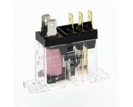Omron SPDT relæ med 10A og 240 VAC, fremhæver quick connect terminaler og klar plastkabinet, der viser den lyserøde spole.