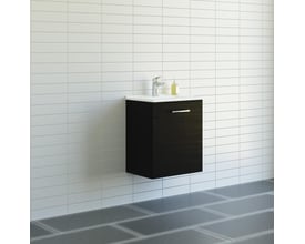 Dansani Mido 51 cm møbelpakke i sort monteret på en hvidfliset væg med grå klinker og krom armatur.
