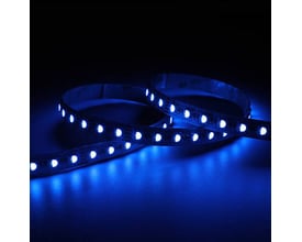 Ansell Lighting P-Cell LED bånd med RGBW lys og 120° spredning, der viser båndets lysende dioder i en levende blå farve.