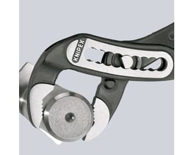 Knipex Alligator vandpumpetang holder om et rundt emne, viser den specialhærdede gribekæft med skarpe tænder for et sikkert greb.