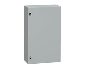 Schneider Electric CRN metal vægskab, 1000x600x300 mm, RAL7035, IP66, set skråt forfra med synlige låse og hængsler.