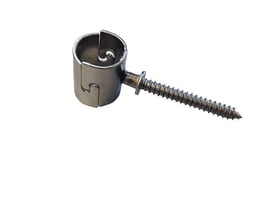 En robust rørbærer i rustfrit AiSi 304 stål til 18 mm pressrør, med en integreret 3,6 cm lang skrue.