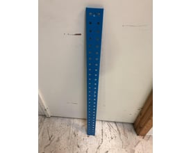 Maskinfabrikken Universals blå hulplade til værktøjstavle, 1000x70mm, med firkantede huller og kantbukning.