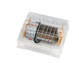 Hager målerklemrække 03A354 til trafomåling, komplet med automatsikring, klemmer og plomberbar afdækning.