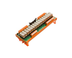 Weidmüllers 20-polede interfacemodul med relæ til 24 V DC ses skråt med orange klemmer og en række relæer.
