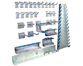 Komplet sæt af 31 Maskinfabrikken Universal OS93 kroge og ophæng til hulplader, fremstillet af metal.