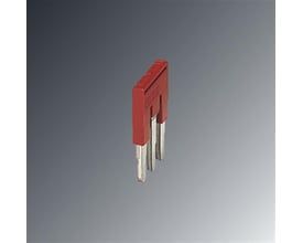 Detaljebillede af Phoenix Contact FBS 3-6 indlægsbro i rød med 3 poler på en grå gradientbaggrund.