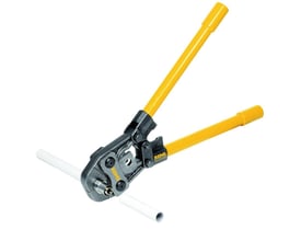 Rems Eco-Press håndpresse med gule håndtag og pressehoved, klar til brug på et hvidt plastrør.