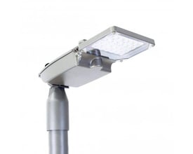 Lysel URBAN-X PRO vejarmatur med 11.200lm og PP2 optik, monteret på stolpe mod hvid baggrund.