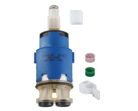 Grohe keramisk patron 28mm i blå plast med hvid låg, lyserød og grøn indsats samt hvidt monteringsbeslag på hvid baggrund.