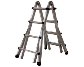 JUMBO Stillads Proff multistige i aluminium står udfoldet som en A-formet wienerstige med trin på begge sider.