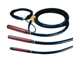 Stavvibrator med 38 mm diameter, rød metalkappe og sort manøvreslange, forbundet til 10 meter el-kabel med stik.