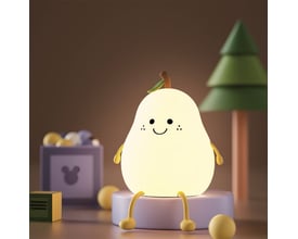 MOCHI pæreformet natlampe i blød silikone lyser varmt med et smilende ansigt og gule arme og ben.