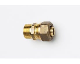 IMI 22 x 1 PX overgang med nippel fremstillet af messing, isoleret på hvid baggrund.