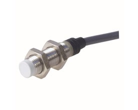 Carlo Gavazzi induktivaftaster IA12ELN04UC med M12-gevind, sølvfarvet hus, hvid front og sort kabel.