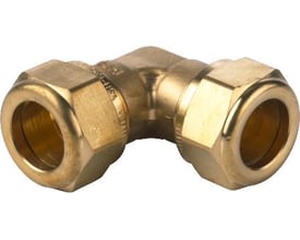 Messing vinkelkobling med 15 mm kompressionsfittings, der muliggør en 90-graders retningsændring for rør.