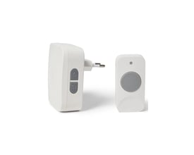 Michaela dørklokke-kit med hvid plug-in lydgiver og et hvidt tryk med grå knap, sat sammen på hvid baggrund.