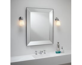 Astro 0507 Anton vægarmatur i krom, vist ved siden af et spejl over en vask med vandhane og sæbedispenser.