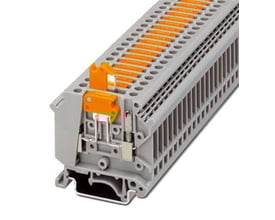 Tæt på detaljerne på en Phoenix Contact UK 5-MTK-P/P knivskilleklemme, der viser skrueforbindelser og skrueterminaler.