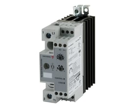 Carlo Gavazzi 1-polet analogstyret solid-state-relæ med gråt kabinet, sorte køleribber og synlige tilslutninger.