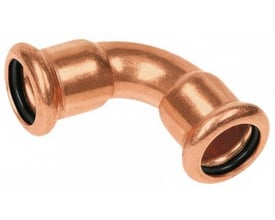 Sanha kobber Cu press bøjning på 42 mm med 90 graders vinkel og to muffer med sort EPDM O-ringstætning.