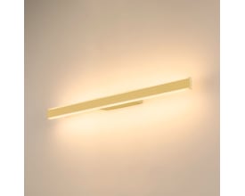 SLV One Linear 70 væglampe, mat hvid og mat messing, lyser varmt hvidt lys på en lys væg.