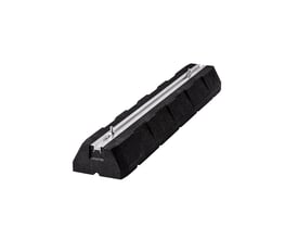 En vibrationsdæmpende gummifod til varmepumpe med en aluminiumsskinne i midten og synlige befæstningsbolte, viser dimensionerne 1000 x 180 x 95 mm.