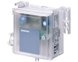 Siemens QBM3020-25 differenstryksføler med gennemsigtigt kabinet, mærket med IP65 og Siemens logo.