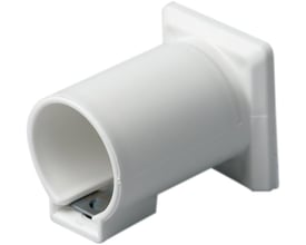 Detalje af ABB rørtud i hvid PVC med synlig skæremuffe, 20mm diameter og firkantet monteringsplade.