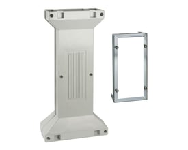 Schneider Electric grå sokkel RAL 7035 til PLM54/64 fremstillet af polyester, med separat monteringsramme.